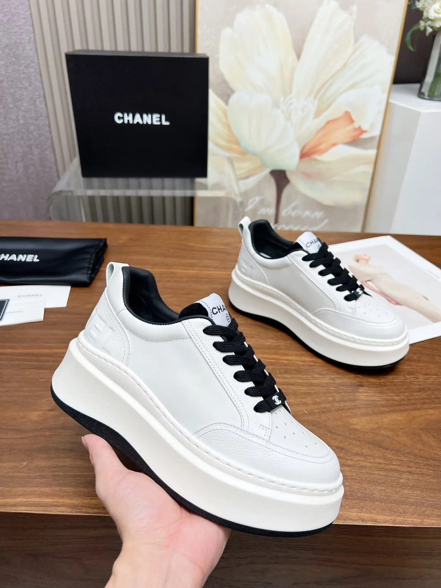 👟👟Ex-factory price 460👟👟 New Chanel panda color white shoes, currently super popular thick-soled shape, very versatile, long and slim legs, super comfortable on the feet, elongating the entire body proportion [strong] Fabric: imported first-layer cowhide🐂 Lining: sheepskin Foot pads: cowhide Code number: 34 to 41 (34 and 41 need to be customized) Packaging: with card, cloth bag Color: black, white, pink